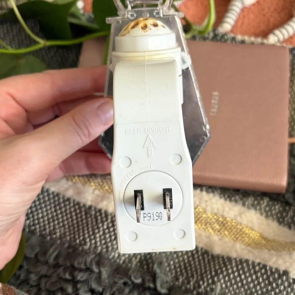 Bath & Body Works Gold White Geometric Lantern Wallflower Plug In - Picture 6 of 8